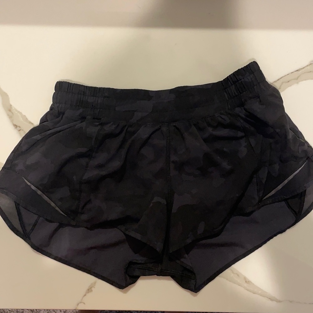 Lululemon Hotty Hot Short Camo 2.5” Sz 8